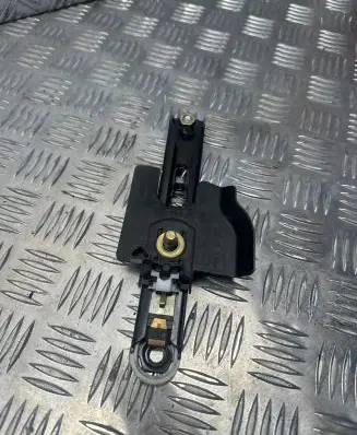 Volkswagen Phaeton Seat belt adjustment rail 0463362