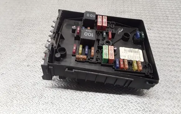 Volkswagen Jetta V Fuse module 1K0937125A