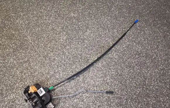 Opel Adam Front door lock 13579522