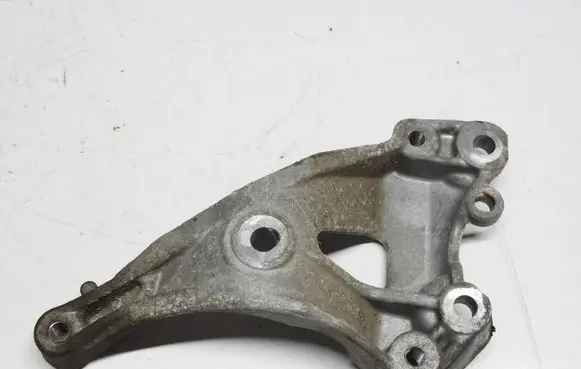 Peugeot 308 A/C compressor mount bracket V758078180