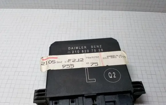 Mercedes-Benz E W210 Door control unit/module 2108207526