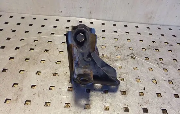 Toyota Yaris Engine mounting bracket