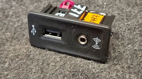 Volkswagen PASSAT B8 USB socket connector 5G0035222F
