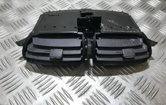 Nissan Almera Tino Dash center air vent grill
