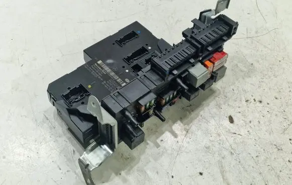 Mercedes-Benz CLS C218 X218 Fuse module 2129060505 2129012304