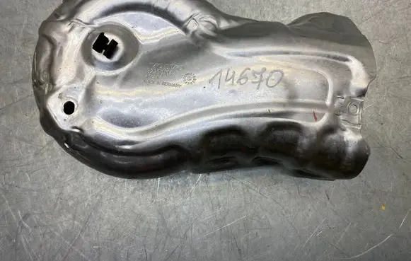Volvo XC90 Heat shield in engine bay 32290194