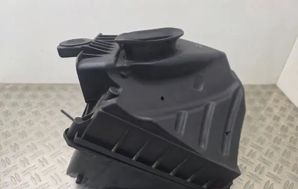 Audi A4 S4 B7 8E 8H Air filter box 03G133835