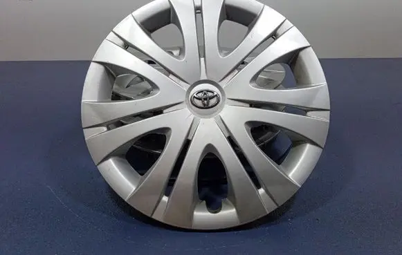 Toyota Corolla E120 E130 R17 wheel hub/cap/trim 