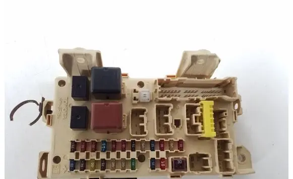 Toyota Avensis Verso Fuse module 89221-44040