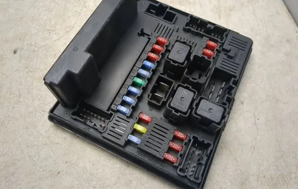 Nissan Qashqai Fuse module 284B7JD000 519228043 3288246134