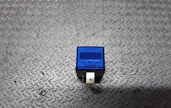 Volkswagen PASSAT B5.5 Fuel pump relay 8A0951253