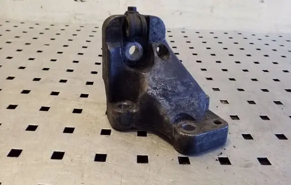 Volvo XC90 Engine mounting bracket 30741567