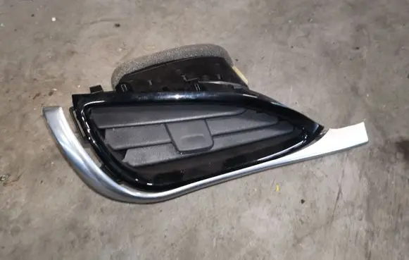 Chevrolet Volt II Dashboard side air vent grill/cover trim 22981056