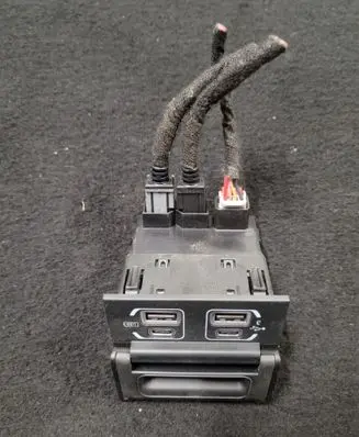 Jeep Cherokee USB socket connector 68271567AB