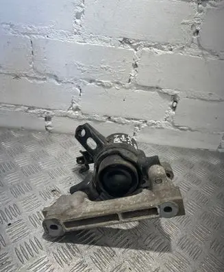 Toyota RAV 4 (XA30) Engine mount bracket