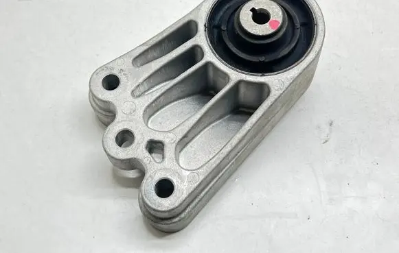 Engine mount bracket