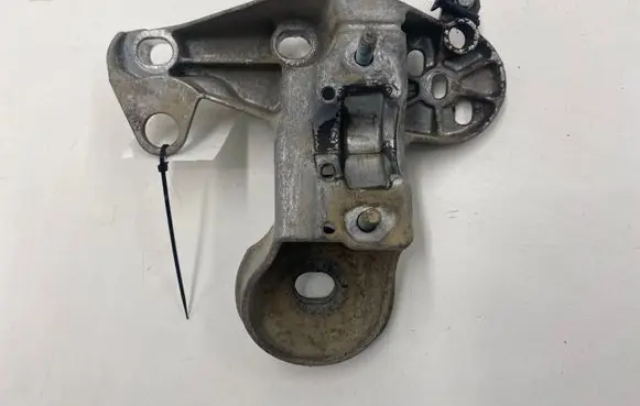 Audi A4 S4 B5 8D Engine mounting bracket 4B0199352