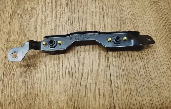 Headlight/headlamp mounting bracket