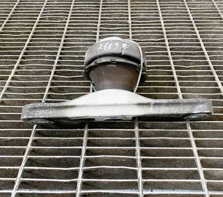 Engine mount bracket