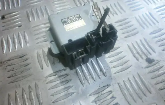 Toyota Prius (XW20) Coolant fan relay 8716547020 4993001200