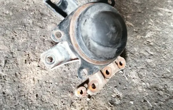 Mitsubishi Grandis Engine mount bracket