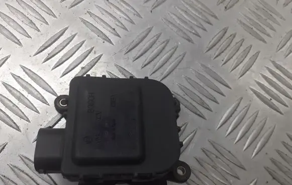 Volkswagen PASSAT B5.5 A/C air flow flap actuator/motor 0132801149