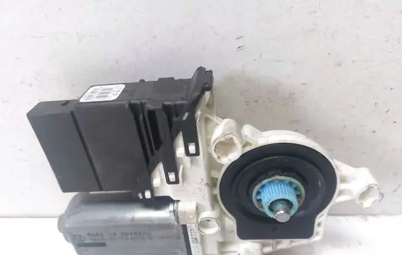 Volkswagen Touran II Rear door window regulator motor 5K0959795