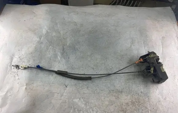 Opel Zafira A Rear door lock 90561157