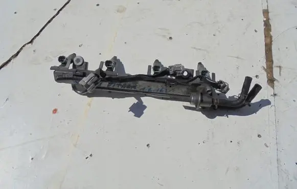 Suzuki Grand Vitara II Fuel main line pipe LISTWAWTRYSKOWA