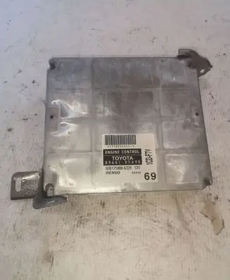 Toyota Avensis T250 Engine control unit/module 8966105690 MB1758006325