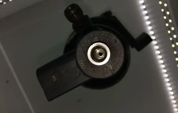 Audi A8 S8 D3 4E Fuel injector 057130277M 0445110158
