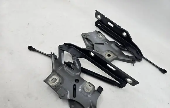 Audi A5 Engine bonnet/hood hinges 8W6823301D 8W6823302D