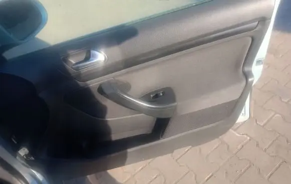 Volkswagen Golf VI Front door card panel trim