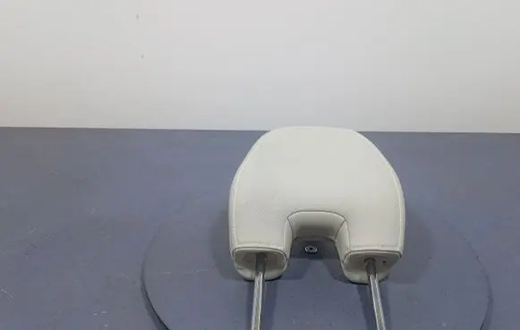 Volvo V40 Front seat headrest 