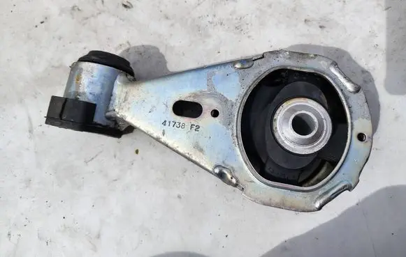 Renault Fluence Engine mounting bracket 