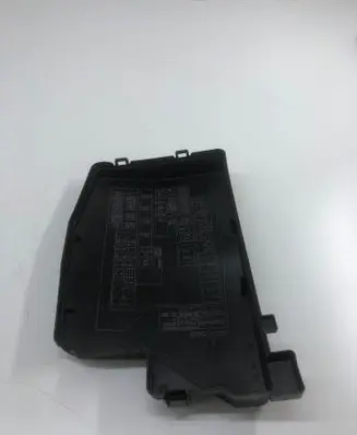 Toyota Avensis T270 Fuse box cover 8266205301