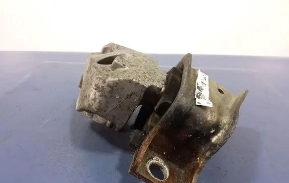Engine mount vacuum valve