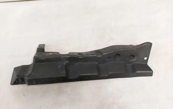Mitsubishi Endeavor Brake cooling air channel/duct MR960749