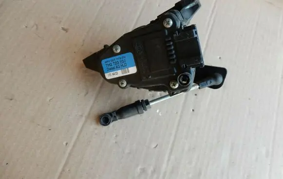 Volkswagen Golf V Accelerator throttle pedal 7H2723503 VWT5 40230