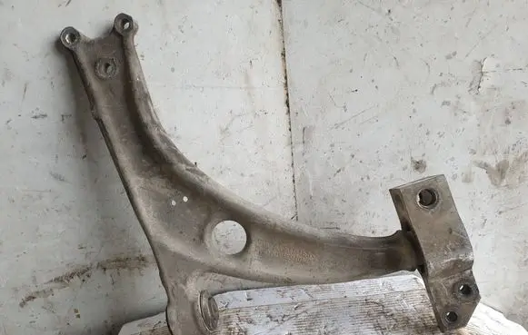 Volkswagen PASSAT B6 Front lower control arm/wishbone