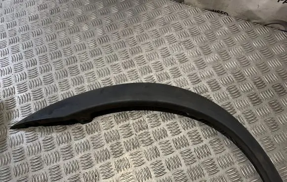 Rear fender molding trim