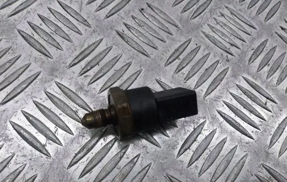 Audi A3 S3 8P Fuel pressure regulator 0261545208