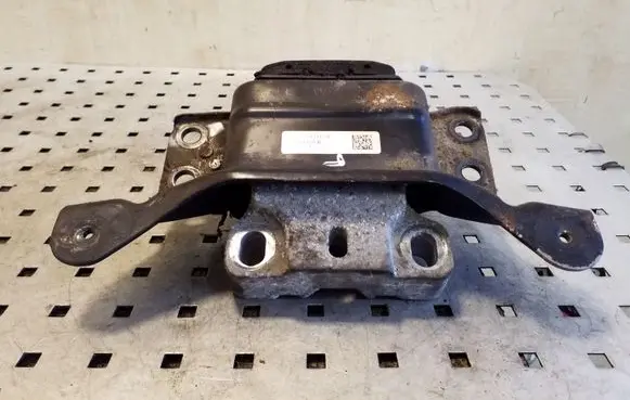 Volkswagen PASSAT B8 Engine mount bracket 5Q0199555R