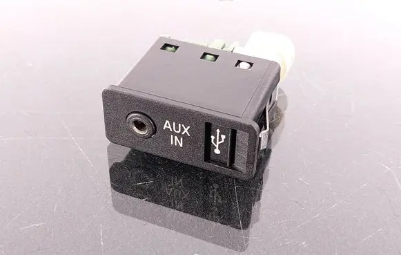 BMW X5 E70 AUX in-socket connector 6131912965202 61319129652 9129652