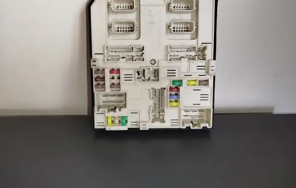 Renault Master III Fuse module 284B63007R USM2010