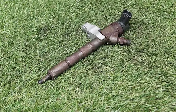 Opel Zafira C Fuel injector 55577668
