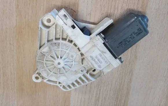 Audi A1 Front door window regulator motor 8K0959801C