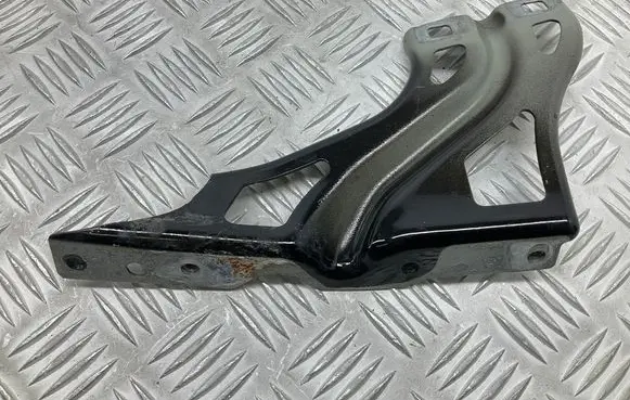 Audi Q3 8U Fender mounting bracket 8U0821136