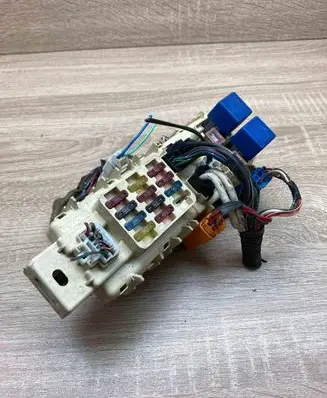 Toyota Avensis T250 Fuse module 8264112010 39930109