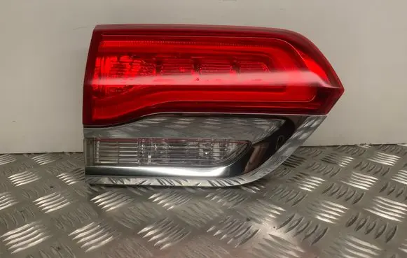 Jeep Grand Cherokee Tailgate rear/tail lights P68110047AC